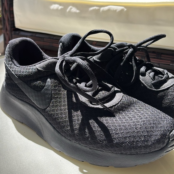 Nike Tanjun Women's Running, Size 7.5 - Picture 2 of 7